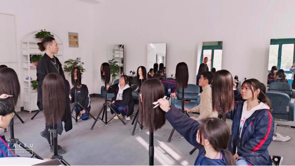 10101רҵ ױƷĻ----ʽϵʦչУ԰רҵ-2__.jpg