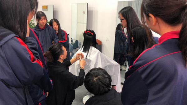 10103רҵ ױƷĻ----ʽϵʦչУ԰רҵ-6_.jpg