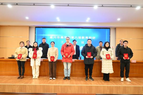 获奖合照2——右起1-3 我校一等奖获得者郑林、万冬梅、陈亮_副本.jpg